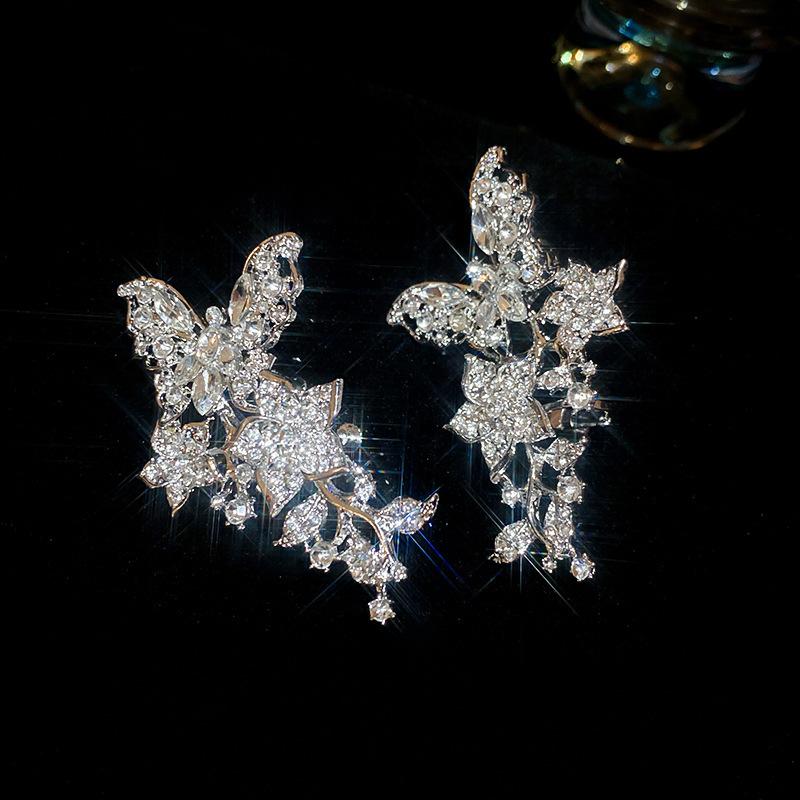 Europäische und amerikanische Super-Flash-Diamant-verzierte Blume digitale Fransen-Steckohrringe Kaltwind-Ohrringe Übertriebene Ohrringe