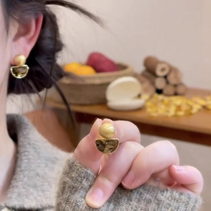 

Круглые бриллиантовые пусеты из матового золота 18 карат и серебра: Роскошные Ретро Аксессуары Осень/Зима