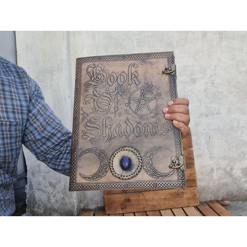 

Книга Теней, Кожаный Гримуар, Кожаный Журнал, Книга Магии, Кельтский журнал Морриган, Кожаная книга Дорожный блокнот, Рождественский подарок 13 x 10 in