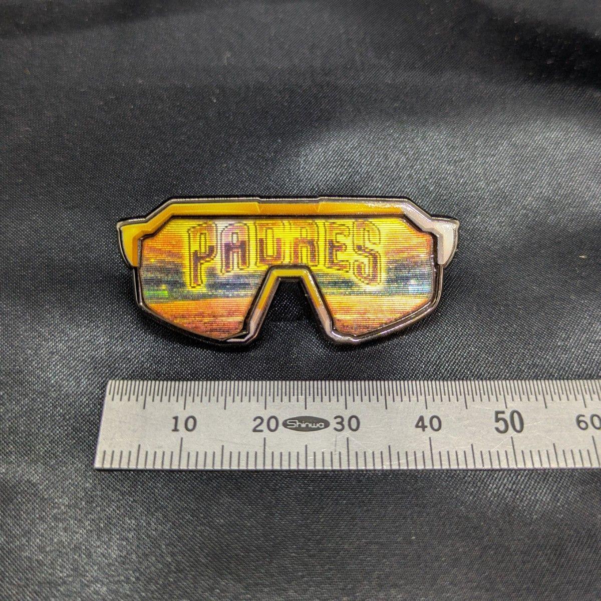 Used Tatis Jr. San Diego Padres Sunglasses Type Pin Badge Pins 100%