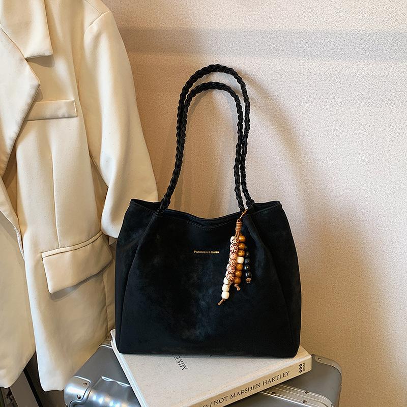 

Autumn and winter retro niche underarm bag women s new deerskin velvet tote bag large-capacity shoulder bag чёрный