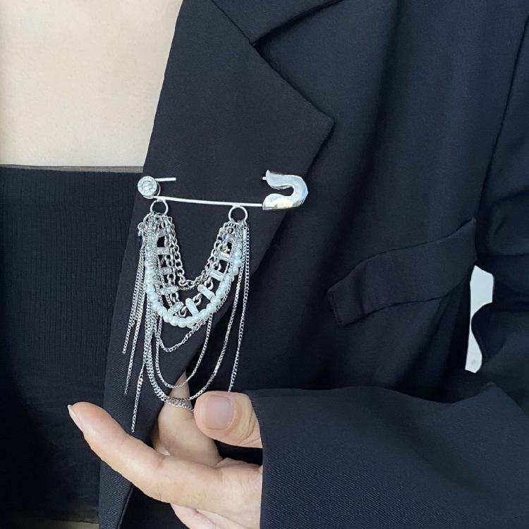 Perlenbesetzte Kettentasseln Brosche Anstecknadel Legierungsschmuck Retro-inspirierter dekorativer Akzent für Kleidung Taschen Mützen