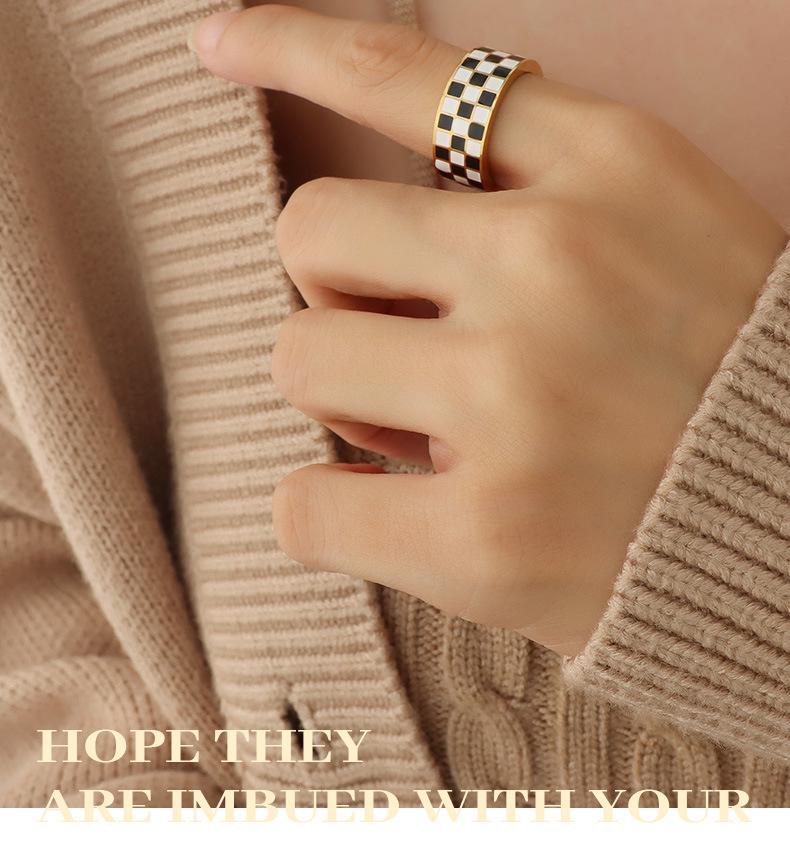 Europäischer Retro Schwarz-Weiß Karomuster Titanring: Lichtbeständig, Vergoldet, Personalisierter Stil.