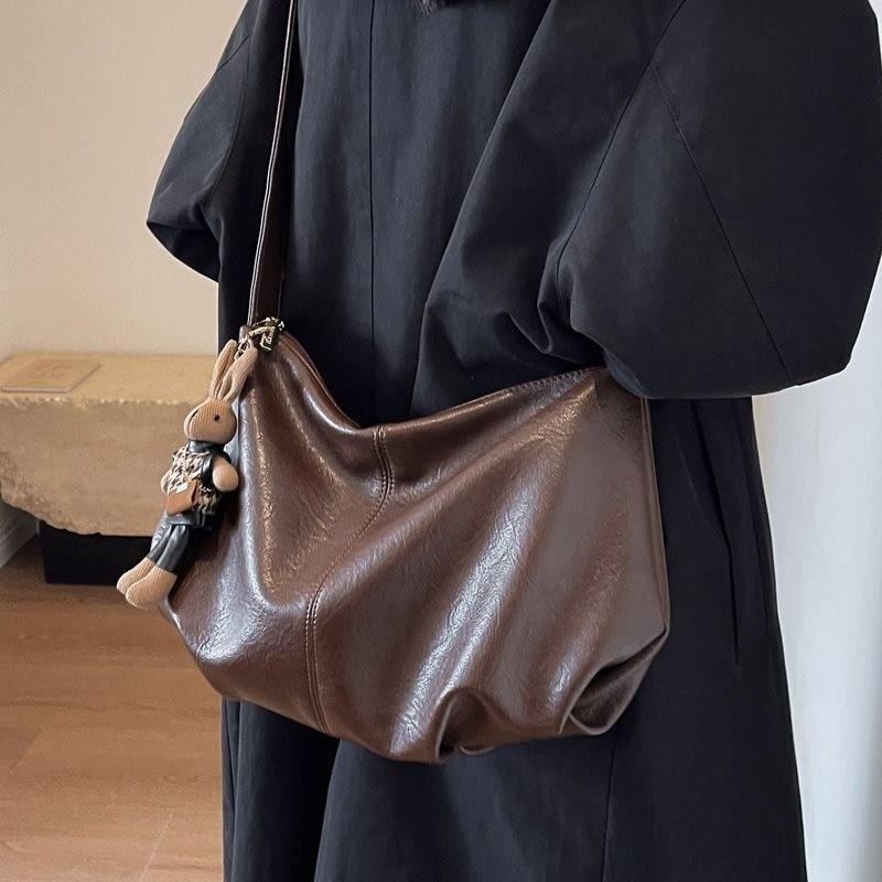 Chic Vintage Large Capacity Womens Crossbody Bag With Stylish Decor Elements