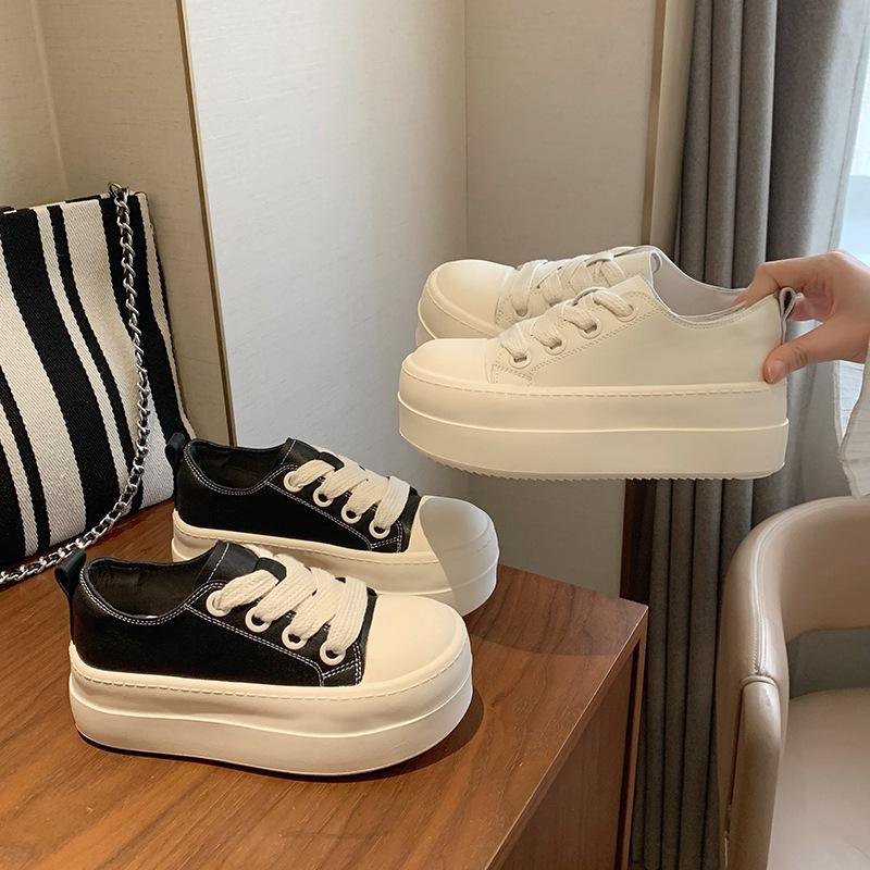 Stazione europea vera pelle morbida base spessa scarpe donna primavera 2025 nuove scarpe bianche piccole punta rotonda allacciatura casual scarpe a panino