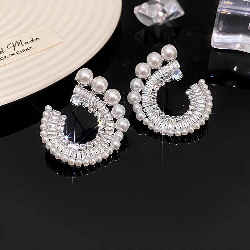 European and American Exaggerated Personality New Style Simple High-end Fashion Personality Versatile Earrings for Women.