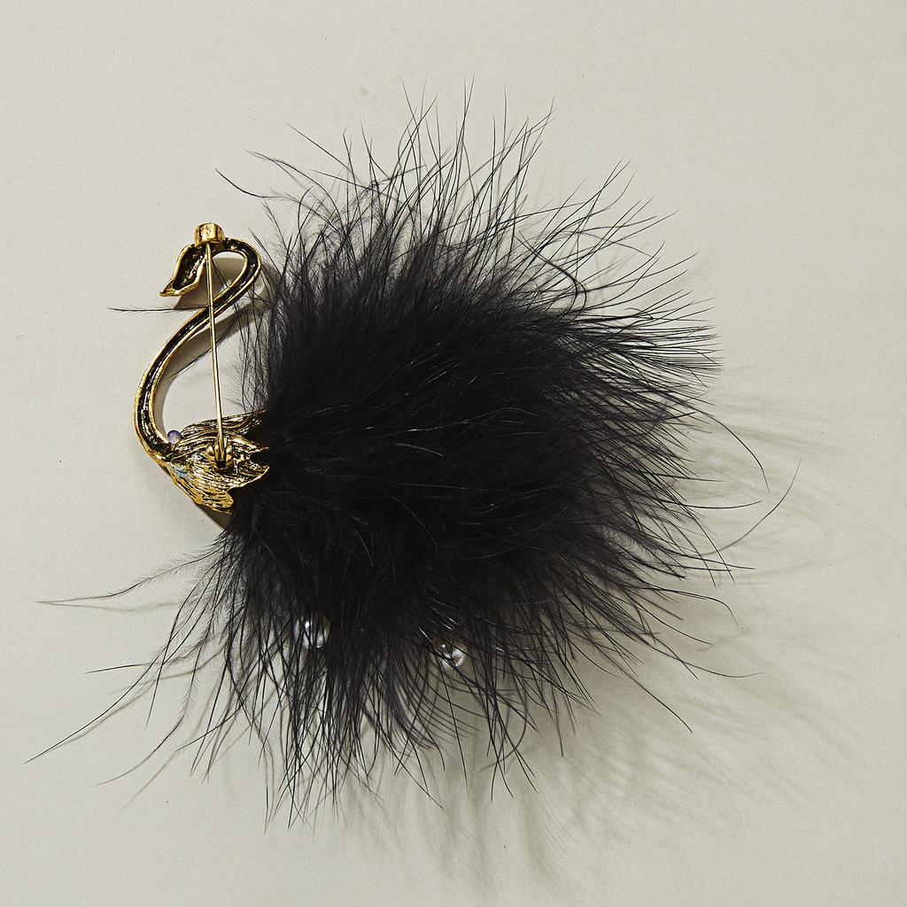 Fashionable New White Feather Plush Pearl Crystal Animal Brooch Creative Brooch Alloy Bird Badge