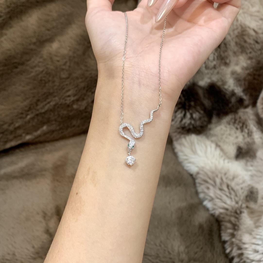 

Green Eyed Little Spirit Snake Necklace with Niche Design, Unique and Exquisite Chinese Zodiac Snake Shape, Collarbone Chain for Women 40CM