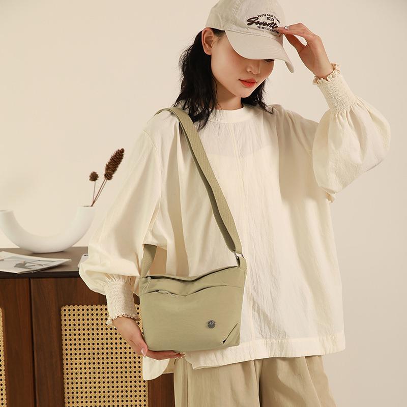 Women's Casual Fashion Shoulder Bag Outdoor Travel Mobile Phone Bag Simple Versatile Messenger Bag Lightweight Nylon Bag