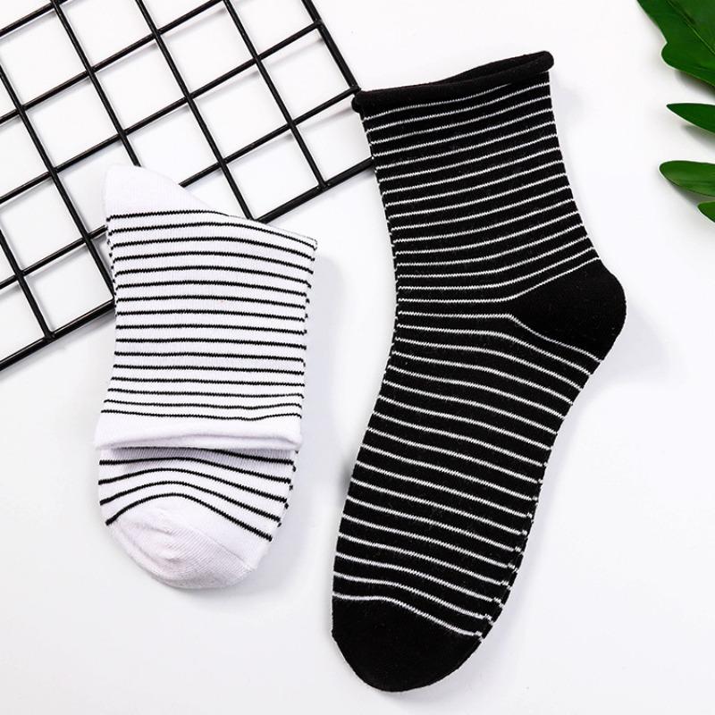 Damen Frühling Schwarz und Weiß Gestreift Gerollter Rand Bequem Nicht Eingeengter Fuß Locker Mond Sohn In Der Röhre Baumwollsocken