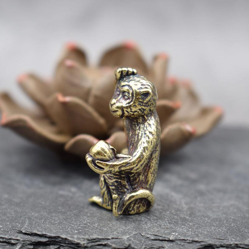 

Винтажная латунная обезьяна, берущая персик, поделка, персонализированный брелок-подвеска, настольное украшение, миниатюрная фурнитура, декорация светло-серый