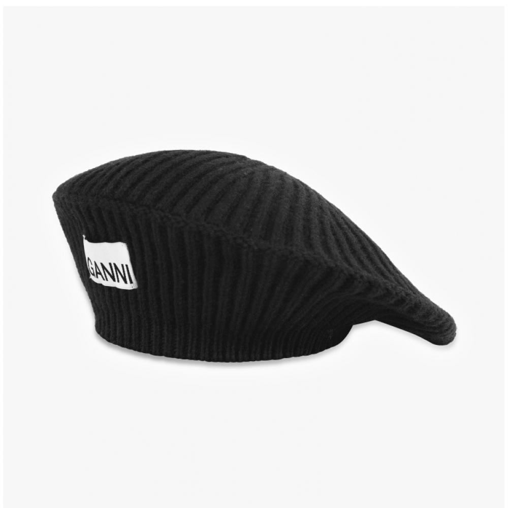 Ganni A4430 099 Štruktúrovaný baret s nášivkou loga