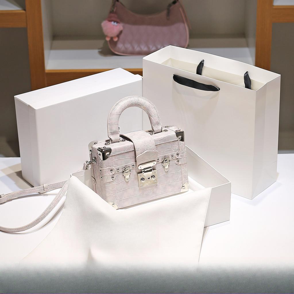 Trendy Handbag with Contrasting Color Riveted Box Bag, Fashionable and Versatile Leather Crossbody Small Square Bag