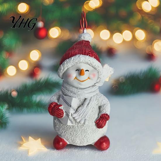 Winter Atmosphere Table Decor 2Pcs Christmas Snowman Figurine, Cute Tabletop Decor, Resin Snow Statue with Gift for Friends Knit Hat Scarf Home Mantel
