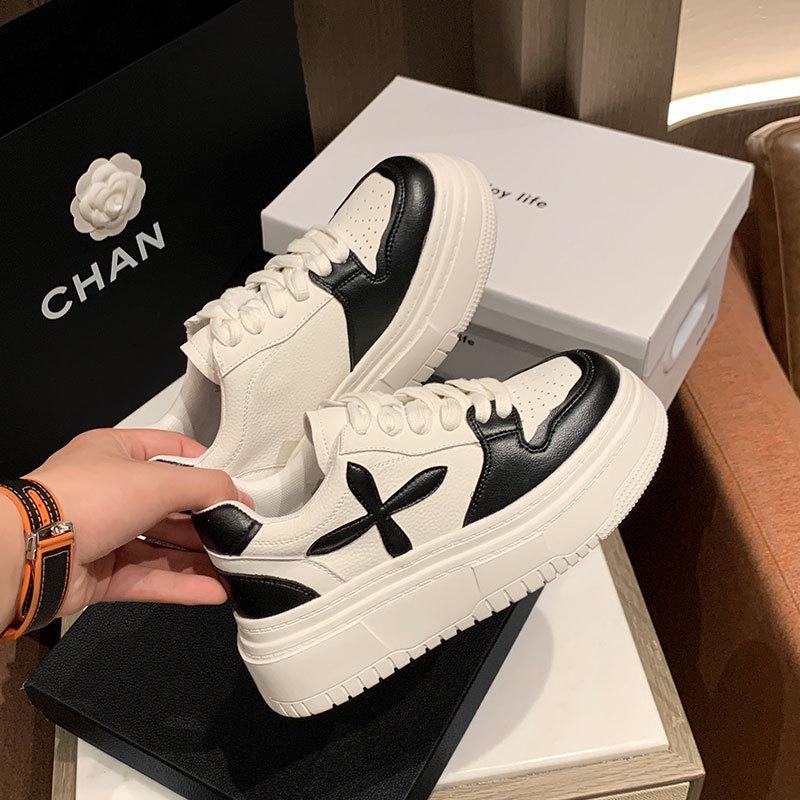 

Маленькие белые туфли женские весенние новые на все сезоны повседневные универсальные показывают ноги длинными уменьшающие возраст круглый носок толстая подошва увеличивающие рост кеды 40