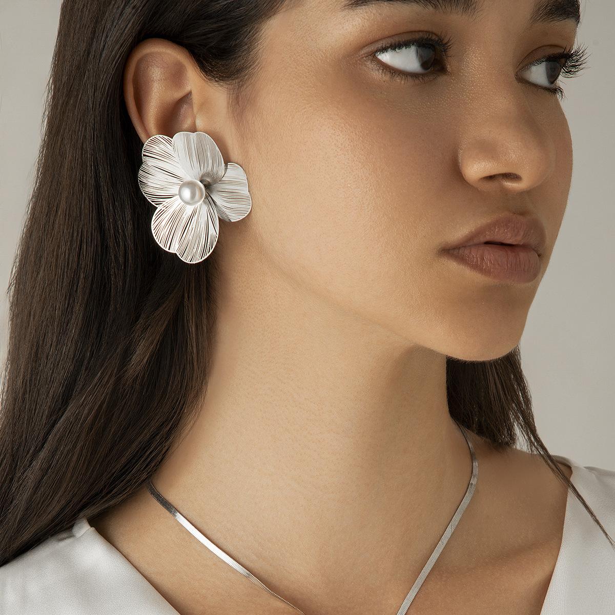 

Metal texture three-dimensional ginkgo leaf flower stud earrings, sweet and versatile imitation pearl fringed earrings See details