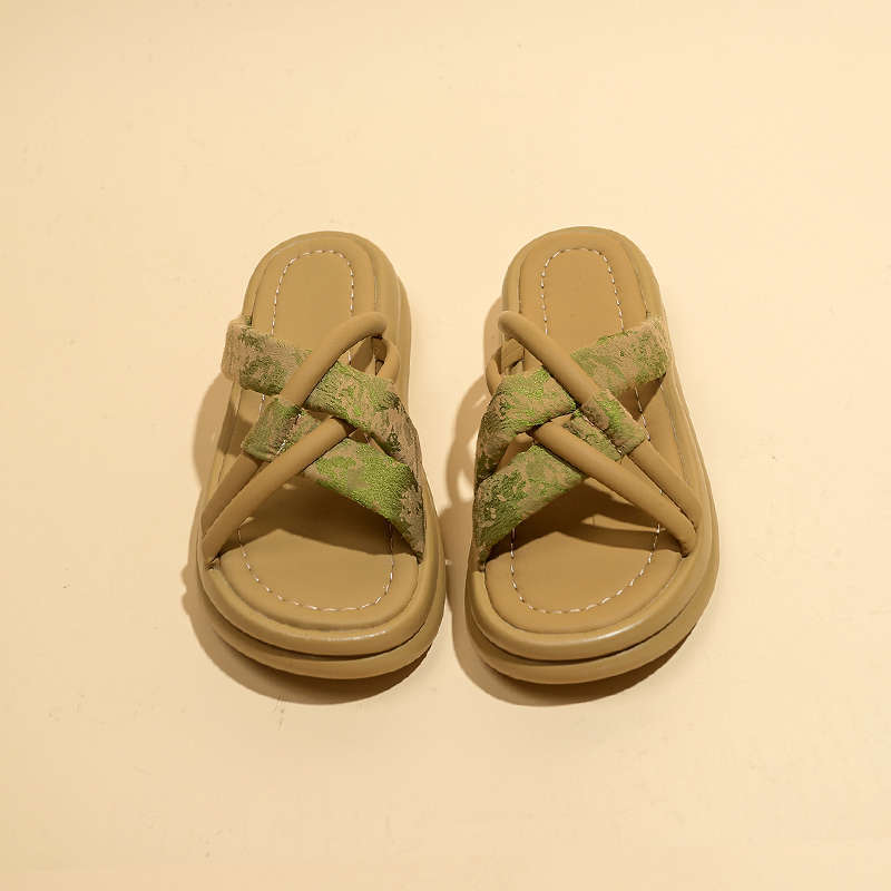 Thick bottom Internet celebrity slippers women's 2025 new popular outer wear summer high value women go out beautiful sandals