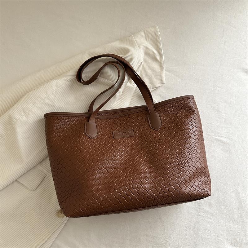 

Женская сумка Premium sense 2025 года, новая трендовая плетеная сумка, большая вместительная сумка-тоут, атмосферная универсальная сумка через плечо светло-коричневого