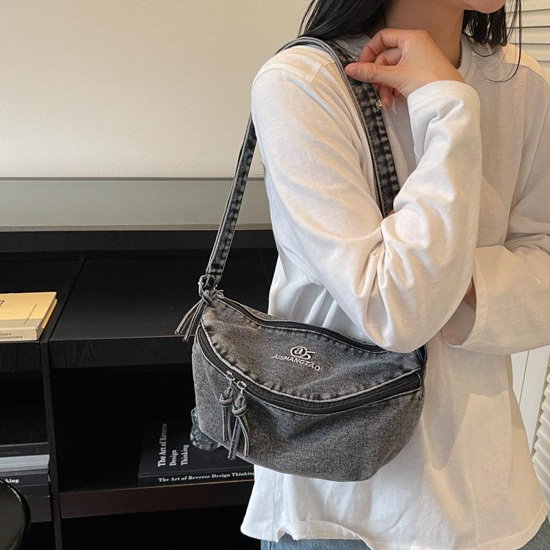 Casual Sports Style Lightweight Denim Bag Women's 2025 Autumn New Niche Shoulder Messenger Bag Simple Saddle Bag