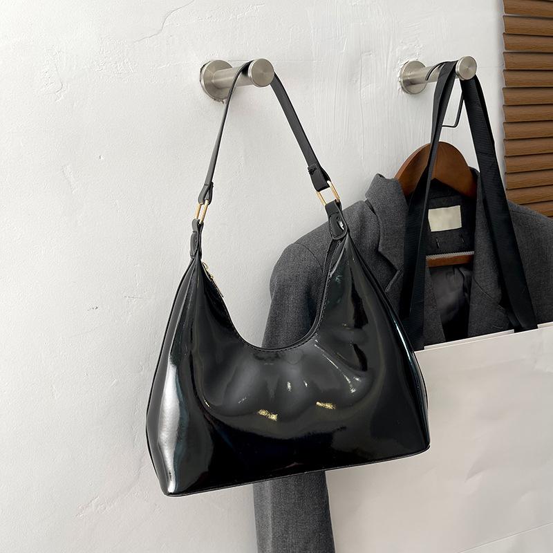 

Yogodlns Глянцевая сумка через плечо Модная сумка-мессенджер из искусственной ПУ кожи Однотонная Сумка-кошелек Женская сумка через плечо Сумка-хобо 26x8x21cm чёрный