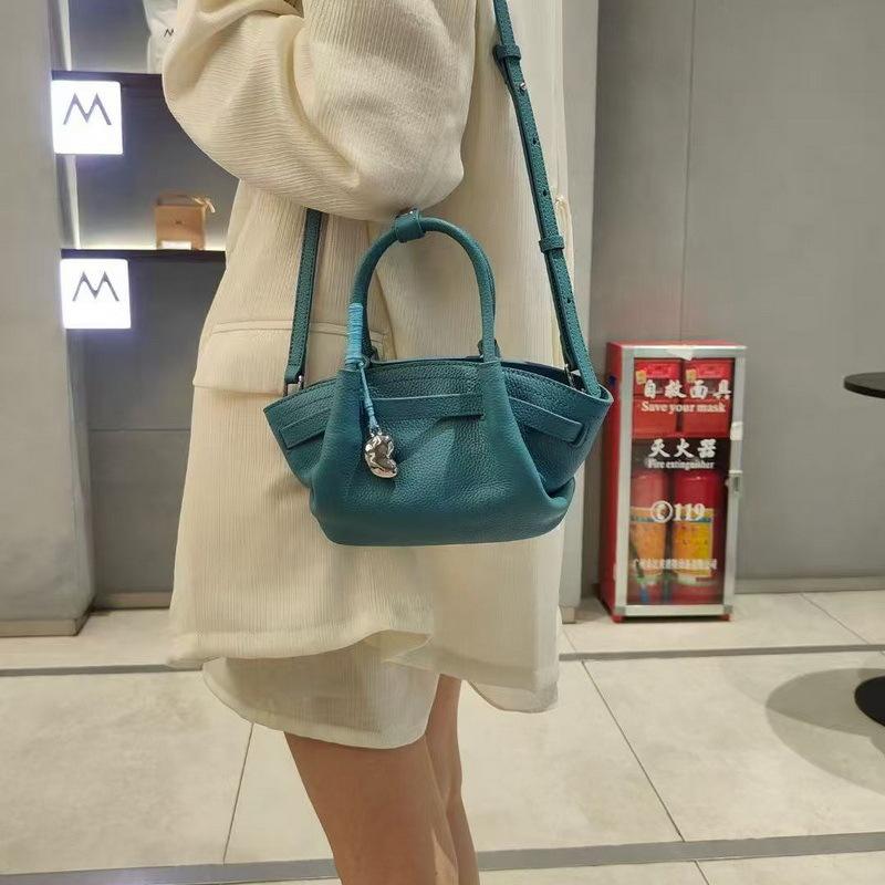 2026 New Leather Vegetable Basket Handbag Women's Niche Design Cloud Dumpling Bag Pendant Shoulder Bag Messenger Bag