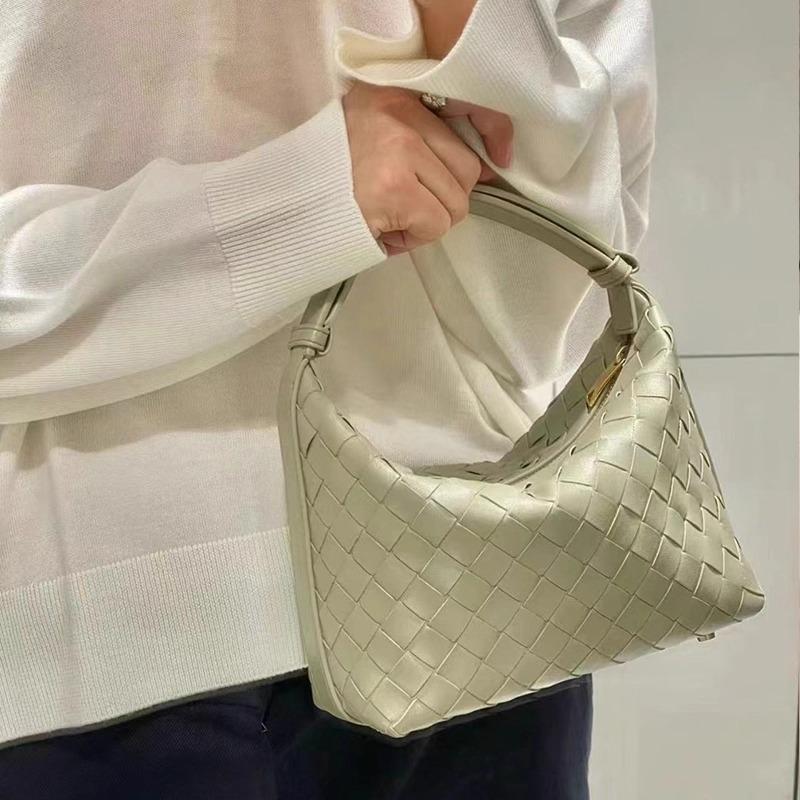 New woven shoulder handbag, lambskin lunch box bag, fashionable and high-end underarm bag, messenger bag.