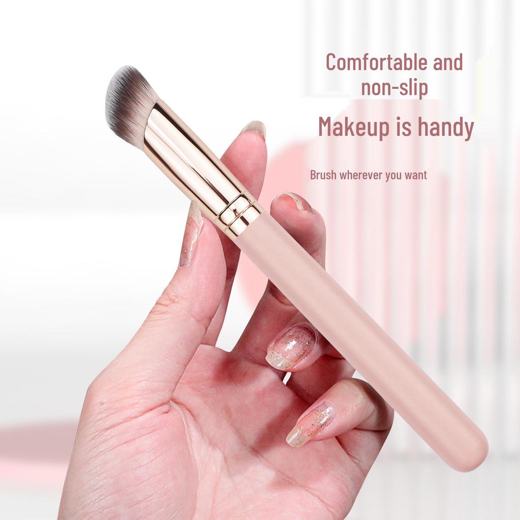 Pensulă mare unghiulară pentru corector și fond de ten: Peri moi, ușor, neabsorbant pentru aplicare fără urme.