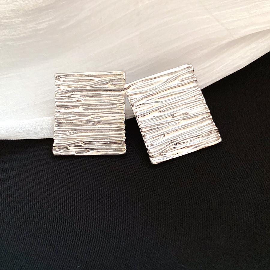 

Silver needle pleated geometric stud earrings light luxury high-end earrings fashion versatile earrings women s niche design sense