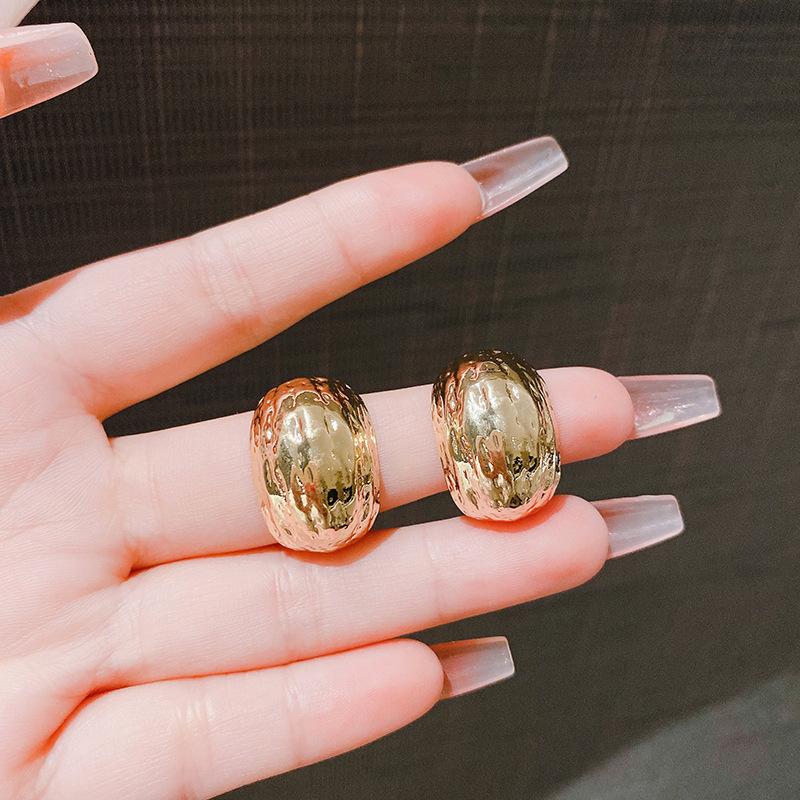 

Серьги Серебряная Игла - Высококлассные, Роскошные Аксессуары для Ушей с Уникальным Дизайном, Выполненные в Стиле Кул и Минимализма. золотой