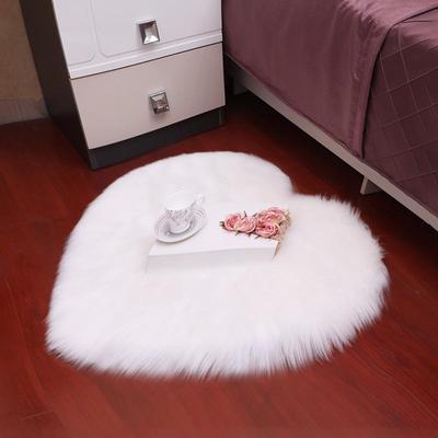 1pcs Mini Love Heart Rugs Artificial Wool Sheepskin Hairy Carpet Gorgeous Home Bedroom Decoration Carpets Soft Non-slip Mat