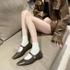 Sapatos Mary Jane Pontudos da Moda para Mulheres Modelo de Verão 2024 com Saia Sapatos Pequenos de Couro Sapatos Únicos Chunky Retrô para Mulheres