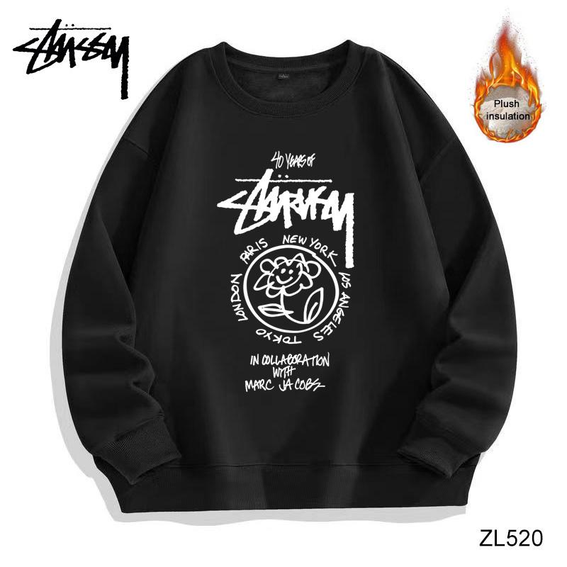 

Утепленный свитер STUSSY X Marc Jacobs в честь 40-летия компании Stutty на осень/зиму с классическим принтом и круглым вырезом
