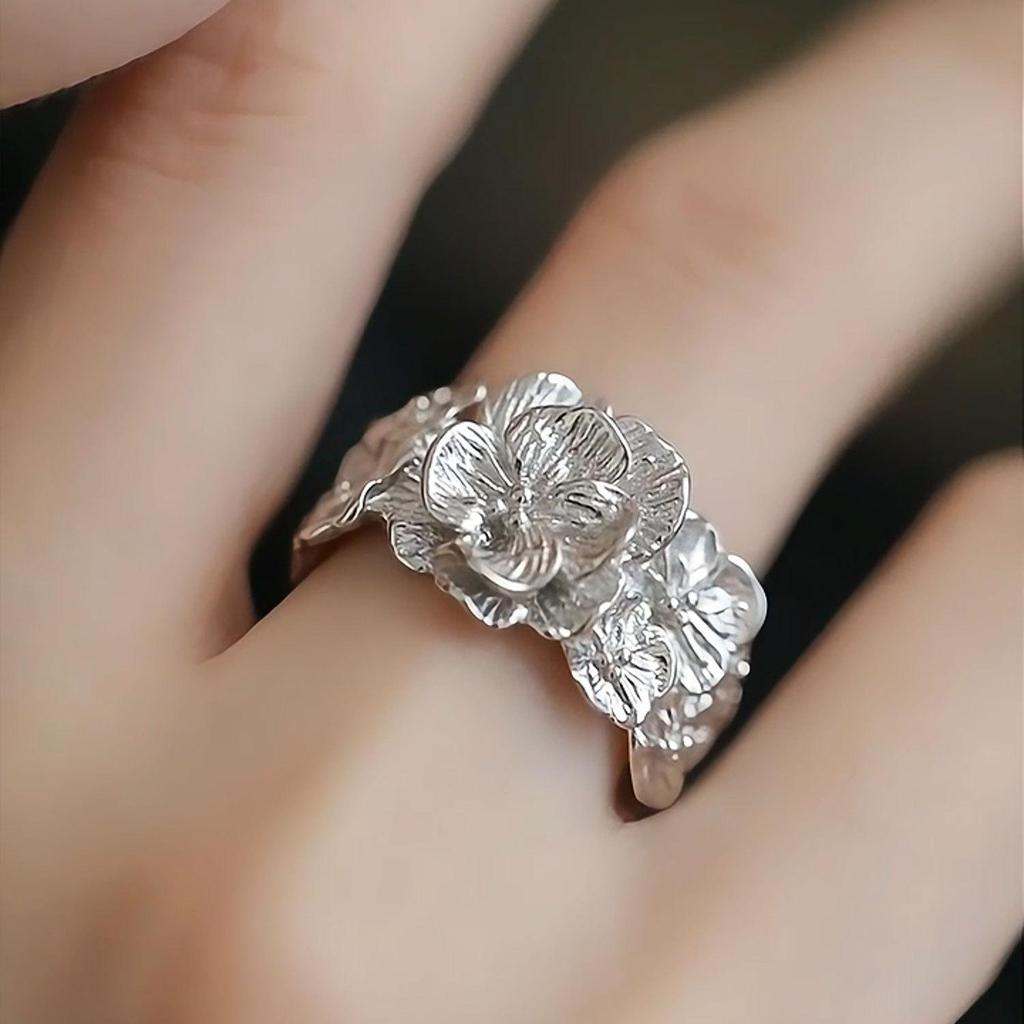 Elegant Adjustable Flower Petal Ring for Women - Retro, Court Style, Light Luxury, High-Class Feel, Perfect for Index Finger.