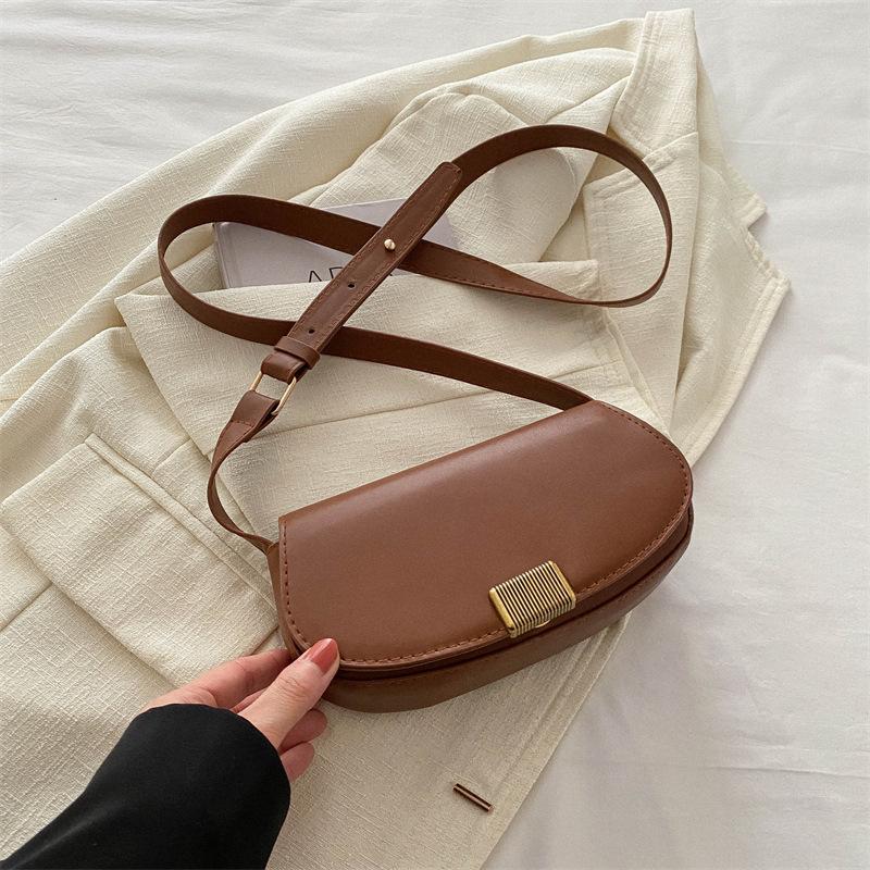 

Однотонная простая и модная корейская версия маленькая сумка женская 2025 новая для работы универсальная ins сумка-мессенджер сумка-седло корейская версия коричневый