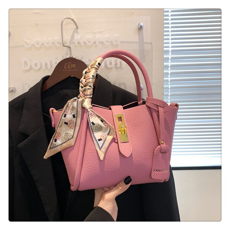 Borse a trama avanzata Borse da donna 2023 Nuova nicchia Borsa a secchiello con una spalla Borsa a tracolla per pendolari con cestino per verdure