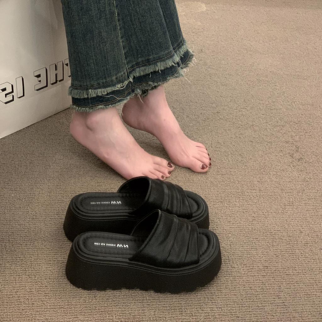 Sandals women's small man shows height 2025 new super fire beautiful sandals silver slippers seaside beach women's skirt