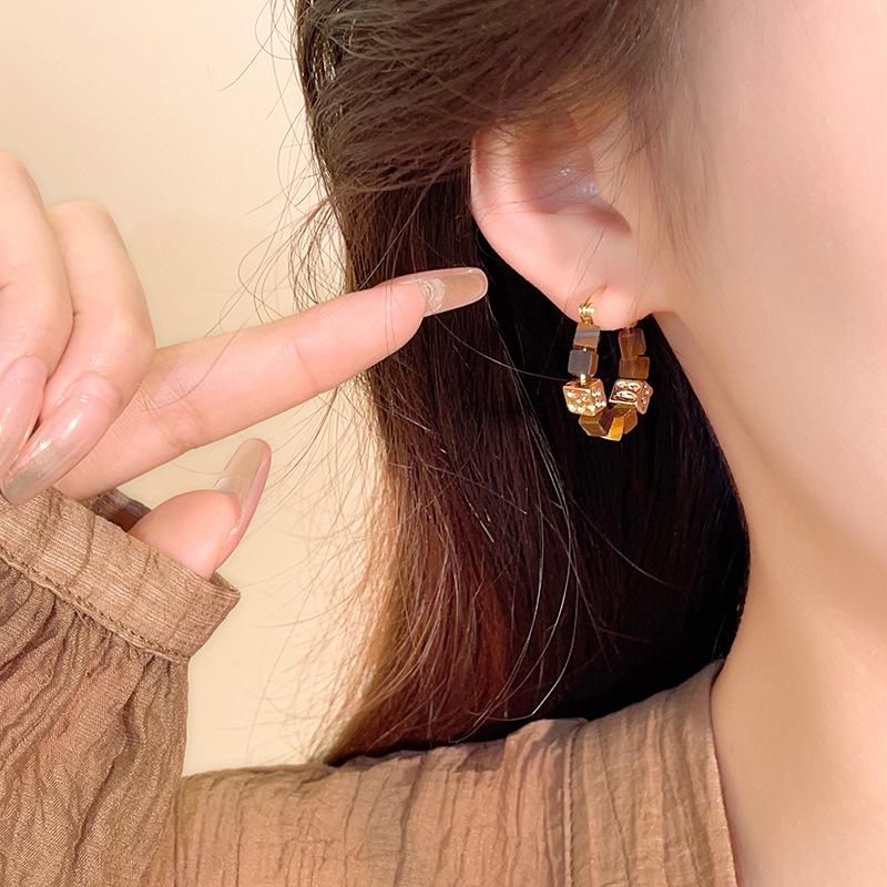 Boucles d'oreilles carrées vintage en métal doré avec perles Bijoux de mode français Accessoires de luxe pour femmes ou filles Boucles d'oreilles pendantes Cadeaux