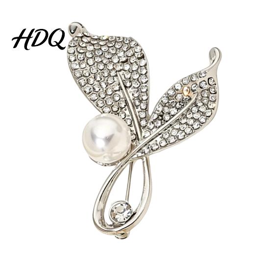 Elegant Leaf Brooch Pearl Brooch Rhinestone Decor with Strong Buckle Design Lapel Pin Fine Electroplating Sturdy Alloy Versatile for Coats And Bags