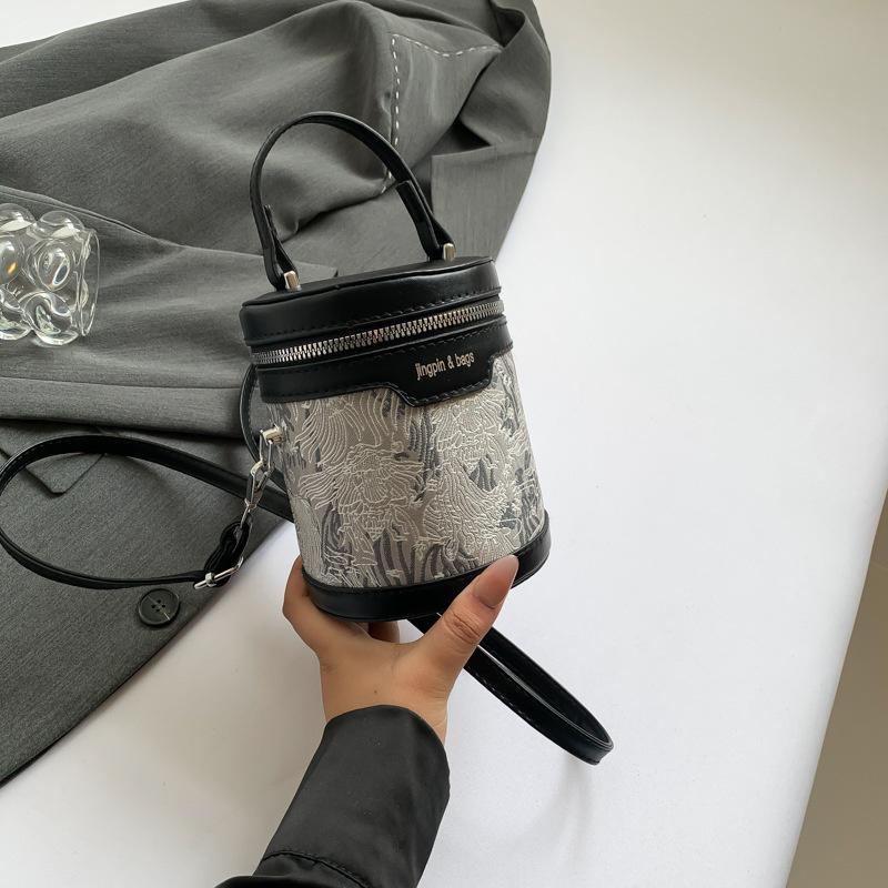 Stilvolle Lässige Beuteltasche Für Damen In Trendigen Herbstfarben Mit Schlankem Urbanem Design