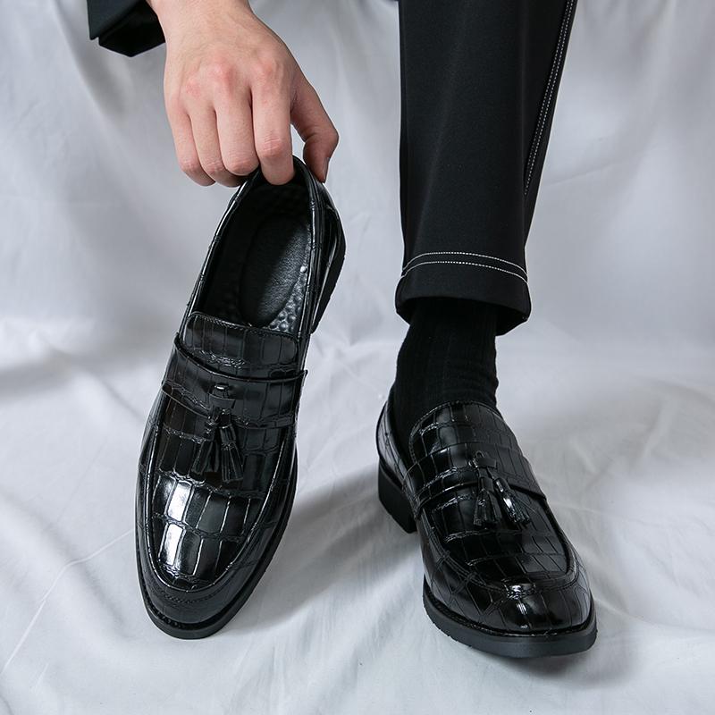 Fashion Red Brown Personalized Korean Style Crocodile Leather Casual Slip On Non-slip Men's Glossy Finish Tassel Loafer Leather Shoes