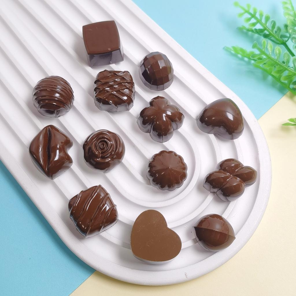 100 PEÇAS Resina Kawaii Simulação Chocolate ao Leite Cabochão de Fundo Plano Doce Figura Decoração de Casa Artesanato DIY Scrapbook Acessórios de Laço
