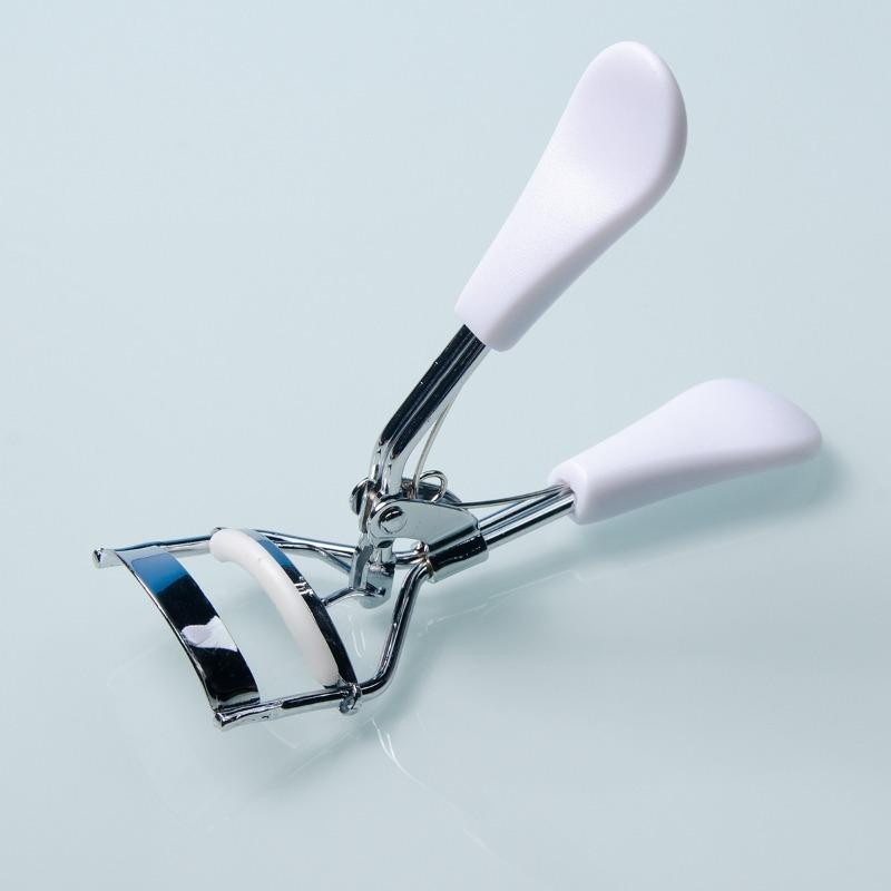 

White Handle Metal Eyelash Curler Long Lasting Lash Curler for Women 1pcs білий