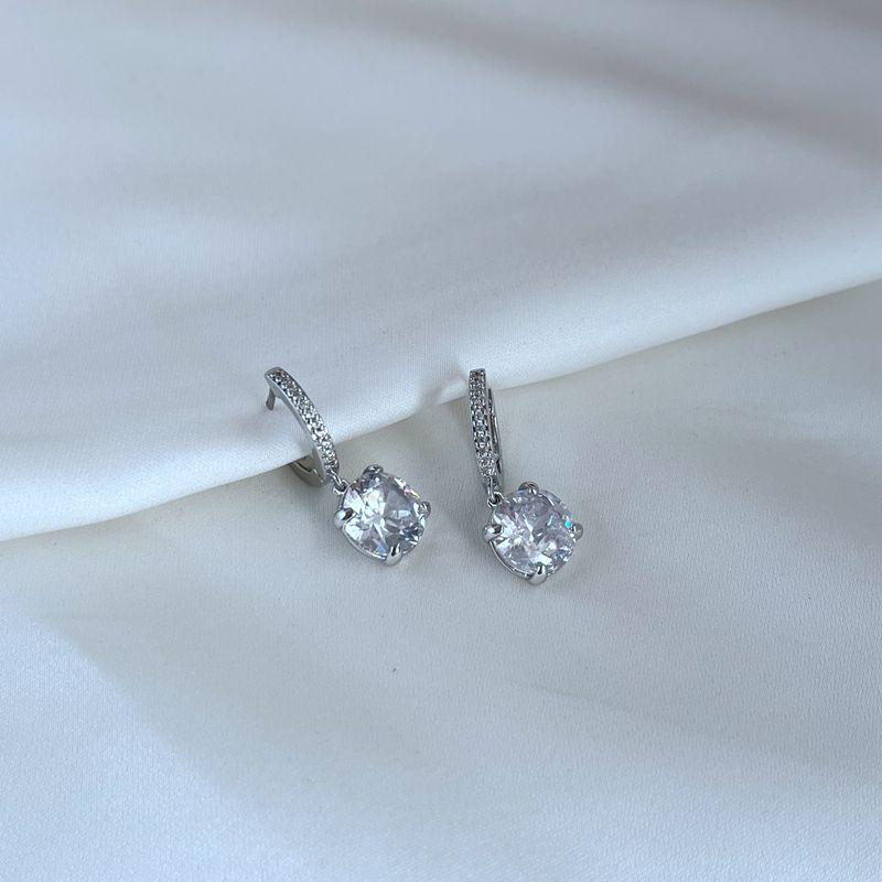 

Элегантные металлические серьги с цирконами в форме ромба