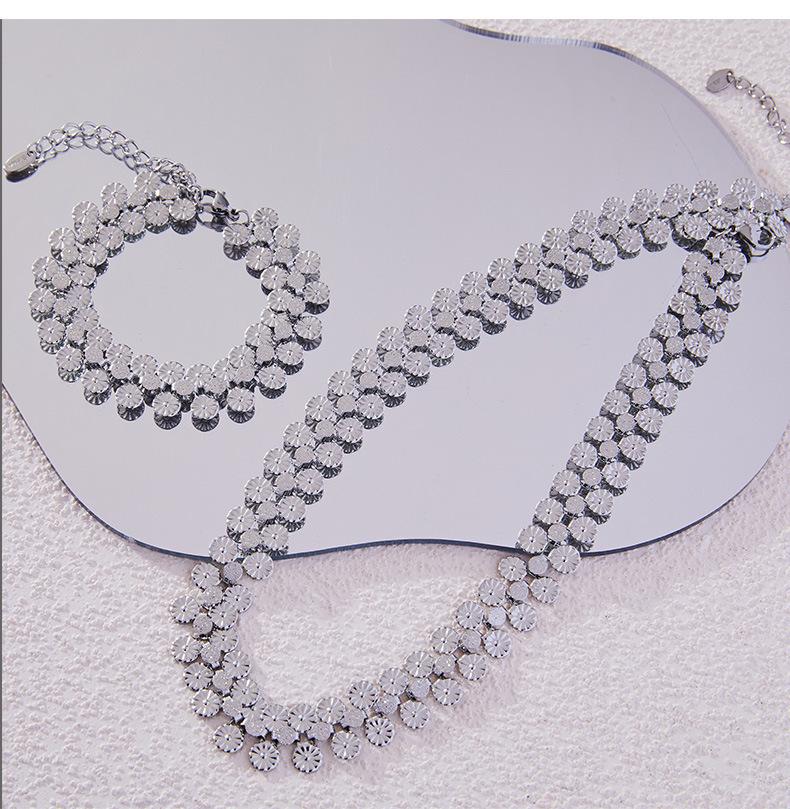 Chic Retro Floral Necklace & Sun Pattern Bracelet - Versatile, Light Luxury Accessories for Women