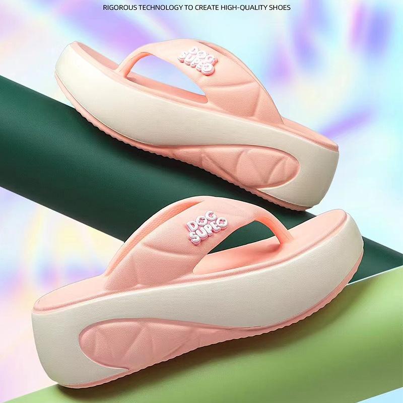 Buty na grubej podeszwie zwiększające wzrost i japonki dla stóp wyglądają wyrafinowanie, gdy nosi się je na zewnątrz.