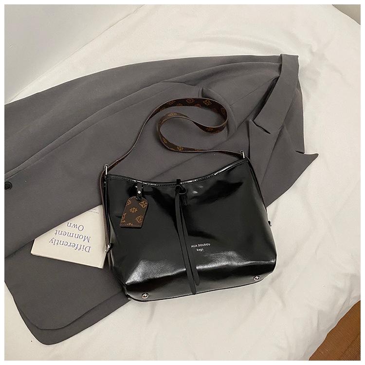 This year's popular bag women's large capacity 2025 new fashion casual shoulder messenger bag versatile commuter tote bag