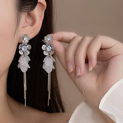 Boucles d'oreilles pompon fleur exquise sertie de diamants français généreuses exagérées boucles d'oreilles à clous haut de gamme luxe léger design boucles d'oreilles de niche