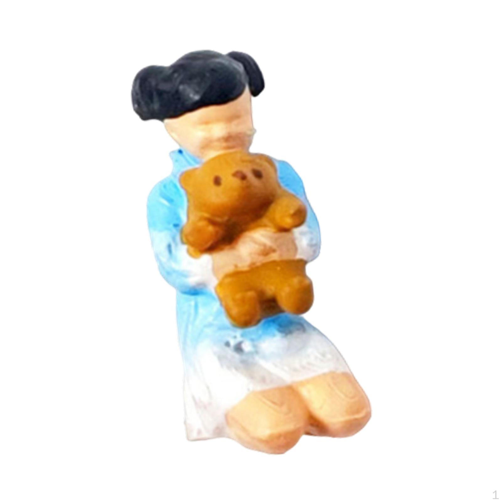 

1/64 People Figures Kids Kissing Teddy Bear Sand Table Ornament Crafts Miniature Figurines for синій
