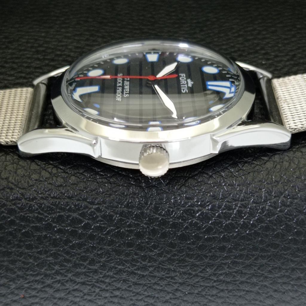 VINTAGE HAND-WINDING SWISS MENS REFURBISHED BLACK COLOR DIAL WATCH A701047-5 R205a-a701047