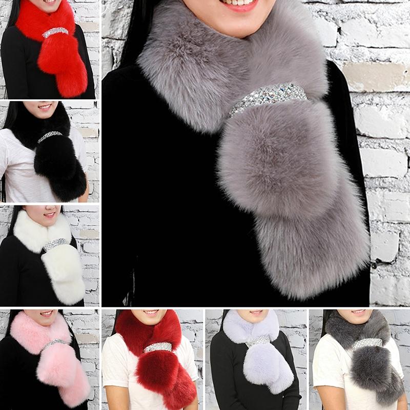 

Воротник из искусственного меха с яркой заколкой из камней